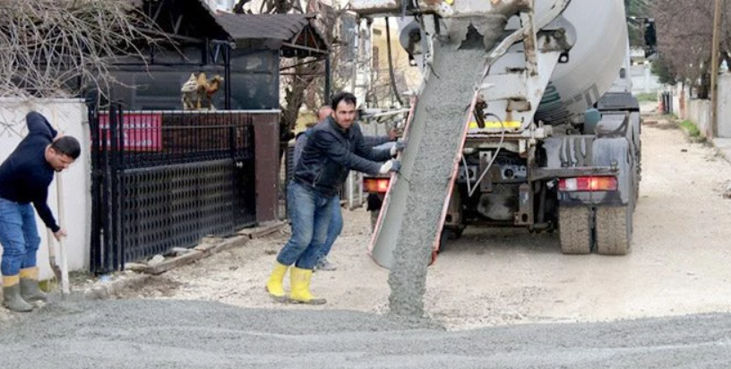 ÇELEBİ SOKAK'TA DEMİRLİ BETON YOL YAPIMI TAMAMLANDI